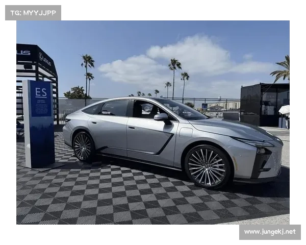 全新雷克萨斯ES实拍，大过奥迪A6L+双联屏，配343马力+四驱